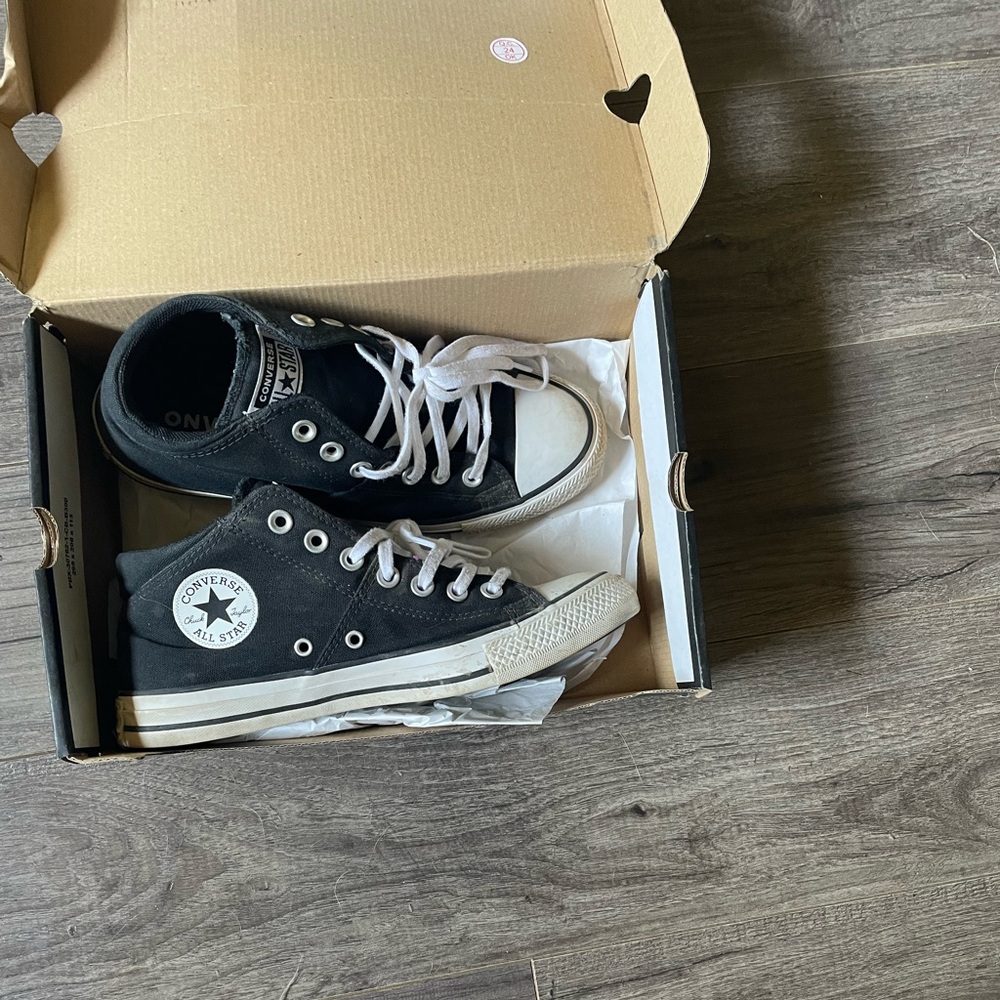 Women’s converse shoes size 9